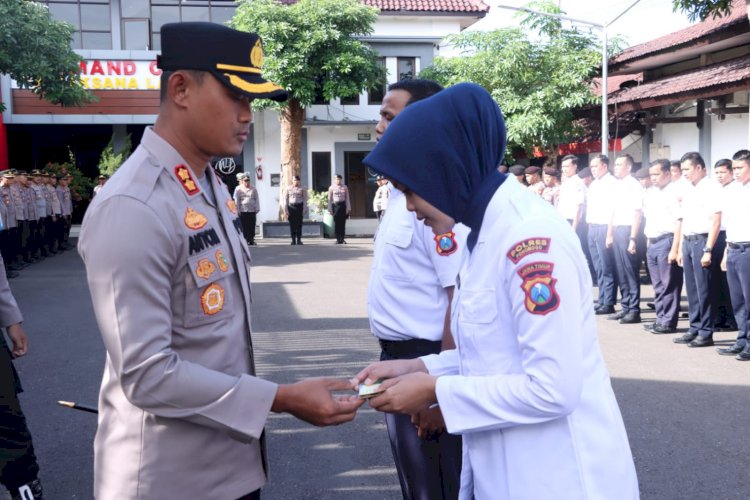 Kapolres Ponorogo Beri Kartu BPJS Ketenagakerjaan untuk 97 PHL